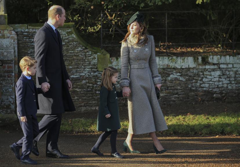 George y Charlotte junto a sus padres, el príncipe William y Kate Middleton. (Foto: Archivo)