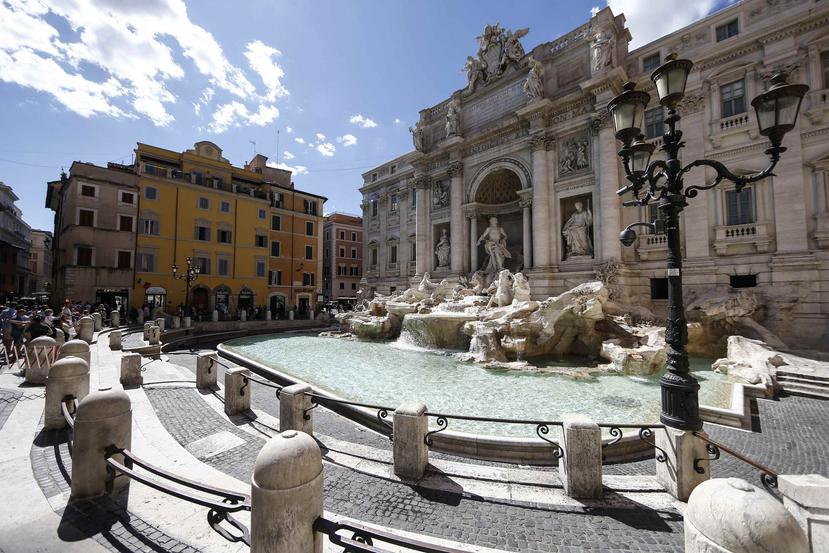 Vista de una inusual vacía Fontana de Trevi en Roma. (AP)