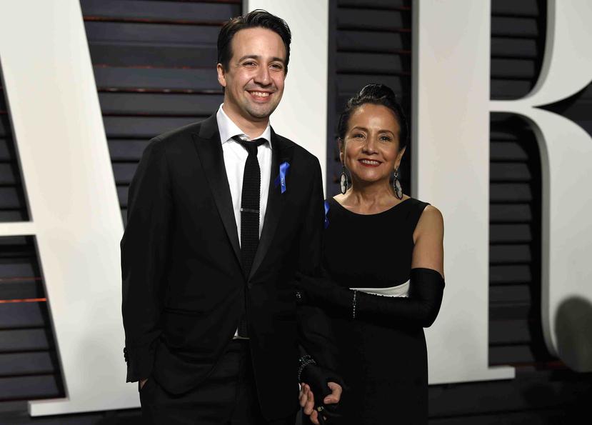 El músico acudió anoche a la entrega de premios Oscar, acompañado por su madre, Luz Miranda. (AP)