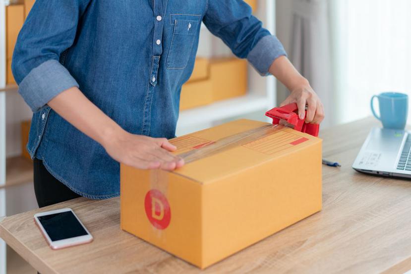 Cierra la caja con cinta adhesiva de 2 pulgadas de ancho y refuerza las uniones. (Shutterstock)
