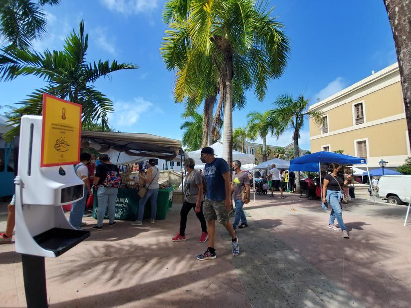En las diferentes plazas hay estaciones de alcohol y toma de temperatura para los visitantes como parte de la Feria de Artesaniás y Artes Plásticas de San Juan.