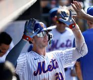 Pete Alonso de los Mets de Nueva York celebra en el dugout tras conectar un jonrón en la séptima entrada.