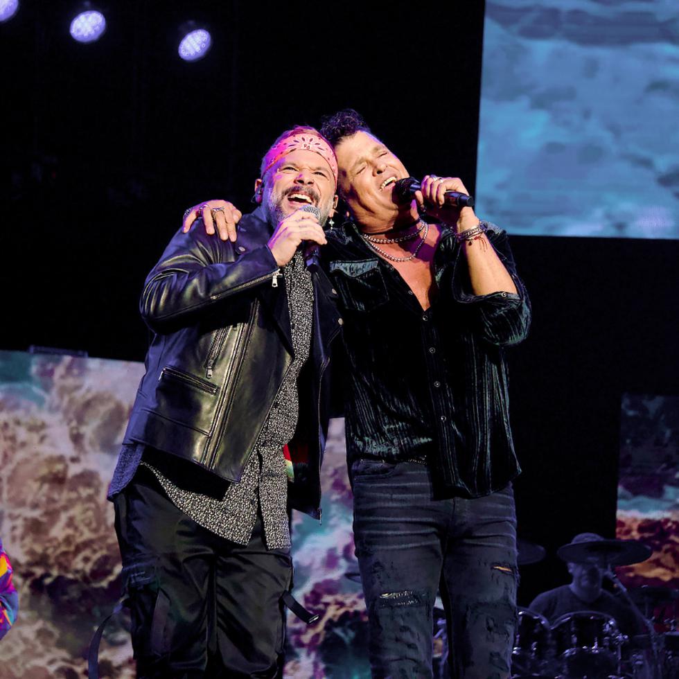 Carlos Vives junto a Pedro Capó durante el concierto del colombiano en el Choliseo.