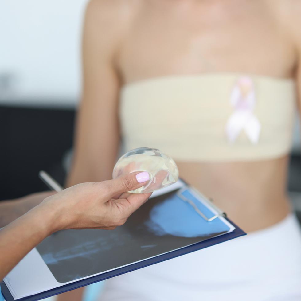 Ante la presencia de implantes de seno, es sumamente importante el examen físico y discutir cualquier síntoma con tu médico, cirujano plástico o cirujano de seno.