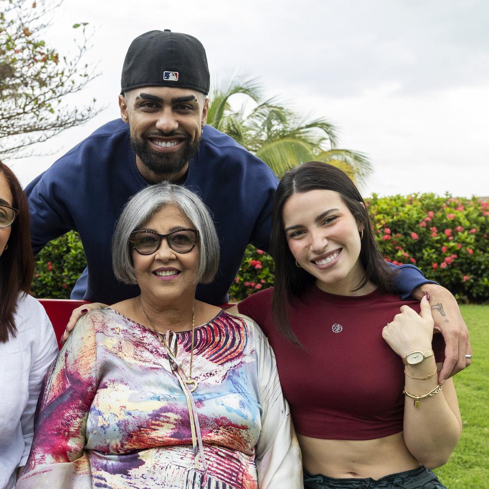 El cantante Jay Wheeler junto a su madre Sherley Ann Martínez, su abuela Clara Ramos, y su esposa, la cantante Zhamira Zambrano.