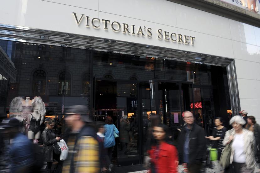 Transeúntes caminan frente a una tienda de Victoria's Secret en Herald Square, Nueva York. (Agencia EFE)