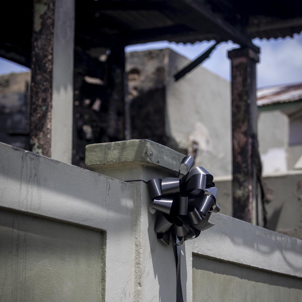 Un crespón negro identifica la casa de Villa Palmeras, Barrio Obrero, que fue completamente quemada anoche.