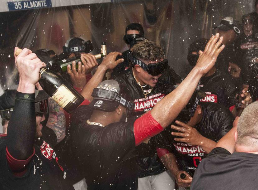 Los Indios se bañan con champán en el camerino para celebrar el título divisional. (AP)