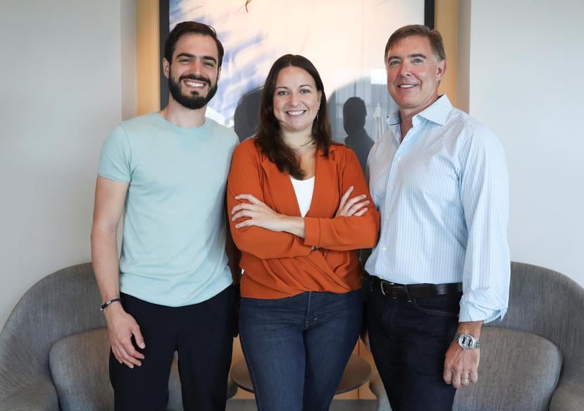 Desde la izquierda: el cofundador de Holberton, Sylvain Kalache; la directora de la academia en Puerto Rico, Verónica Colón; y uno de sus principales inversionistas, Adam Beguelin.