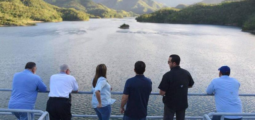 El gobernador Ricardo Rosselló visita junto a varios secretarios la represa Cerrillos en Ponce. (Captura / Facebook)