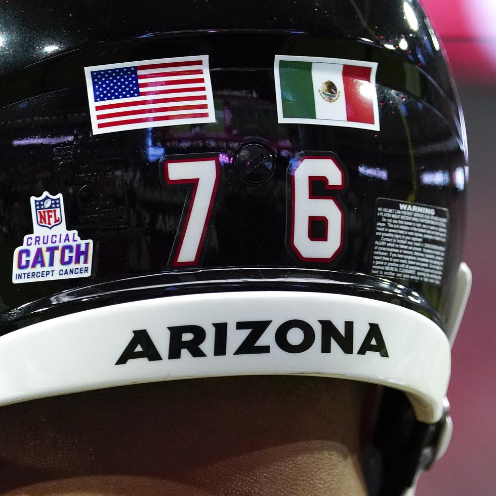 Will Hernández, de los Cardinals de Arizona, porta una bandera de Estados Unidos y otra de México en su casco.