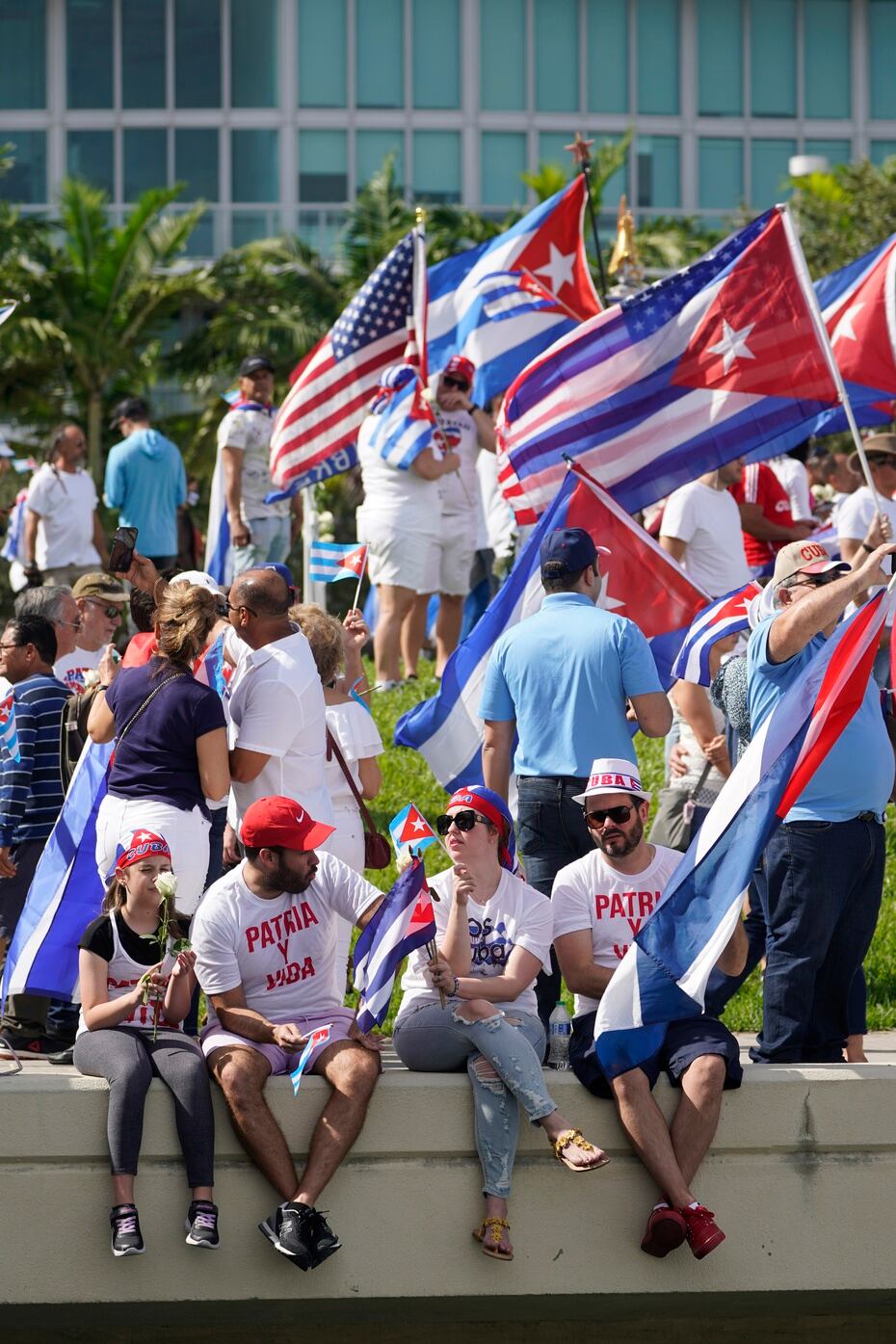 With cries of "Liberty", "Homeland and life" and "Down with the dictatorship"Dressed mostly in white and with Cuban flags and white roses in their hands, the Cubans gathered in a dock near the Freedom Tower, an icon of exile.