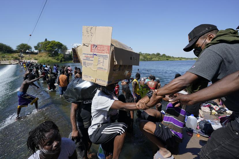 Campamento de miles inmigrantes haitianos en Del Rio, Texas.
