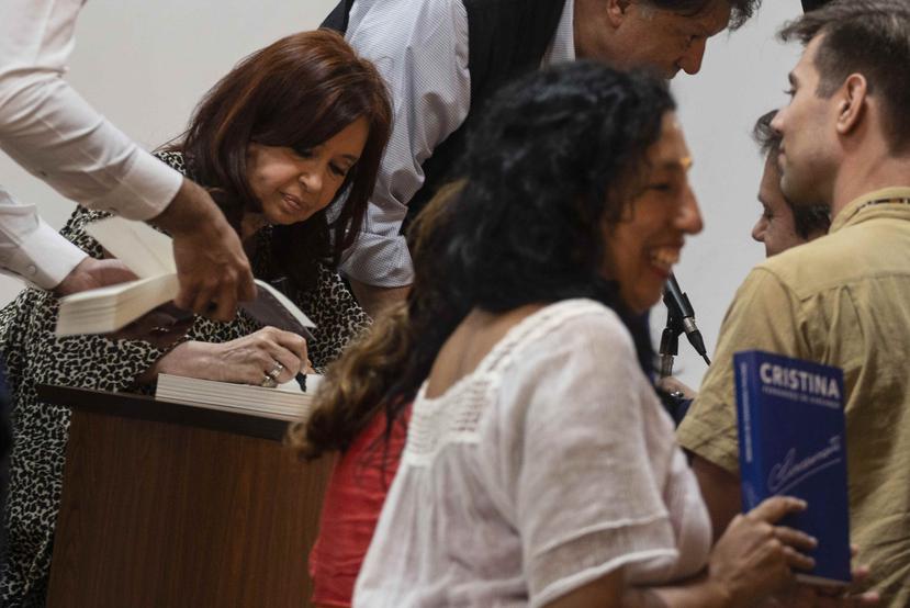 Cristina Fernández de Kirchner autografía copias de su libro para los asistentes. (AP / Ramón Espinosa)
