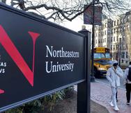Estudiantes caminan en el campus de la Universidad Northeastern, el 31 de enero de 2019, en Boston. (AP Foto/Rodrique Ngowi, Archivo)