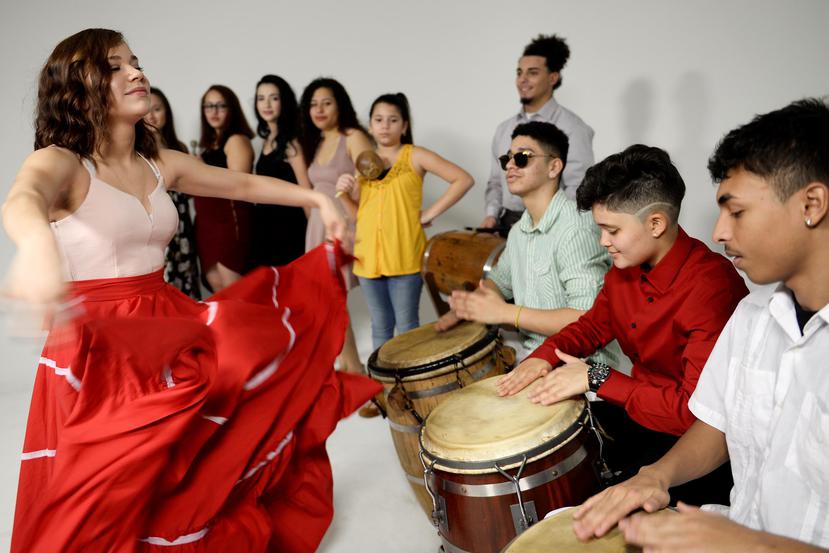 El grupo de jóvenes de bomba Arawak’Opia, del Centro Cultural Segundo Ruiz Belvis, en Chicago, representa la cultura puertorriqueña desde la diáspora.