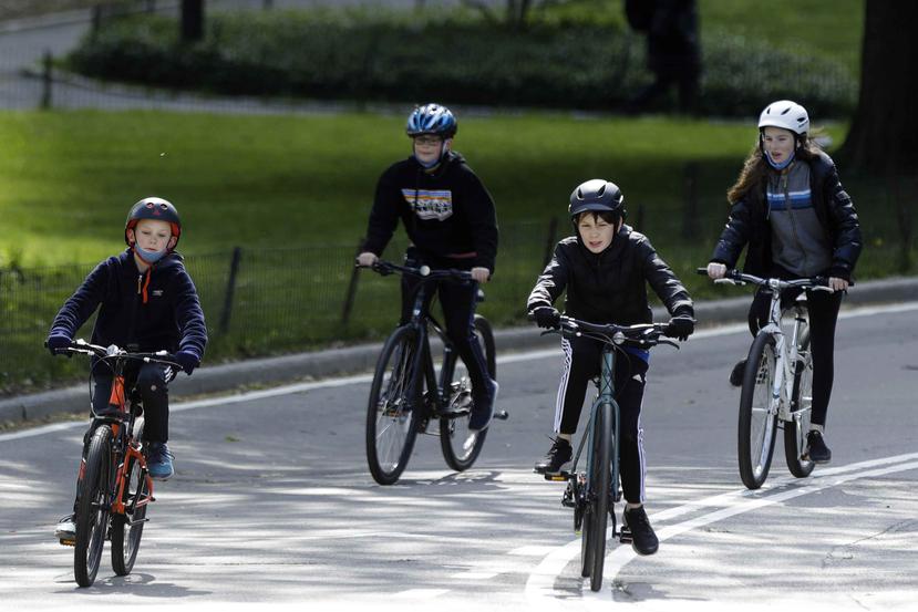 Una familia corre bicicleta por las calles del Parque Central en Nueva York. (AP)