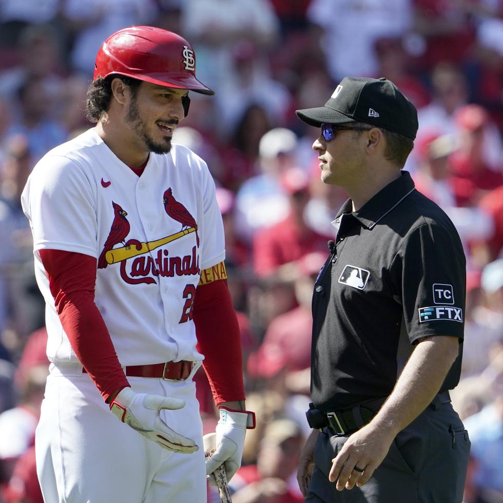 Nolan Arenado, de los Cardinals de San Luis, discute con el jefe umpires Mark Wegner después de que lo expulsaran en la octava entrada del partido contra los Mets de Nueva York.