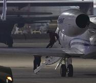 La estrella de la WNBA Brittney Griner desembarca de un avión en Kelly Field, en San Antonio, Texas, tras su liberación en Rusia.