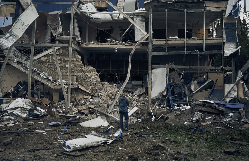 Una mujer se para frente a un edificio destruido en un bombardeo ruso en Mykolaiv, Ucrania, el 3 de agosto de 2022.