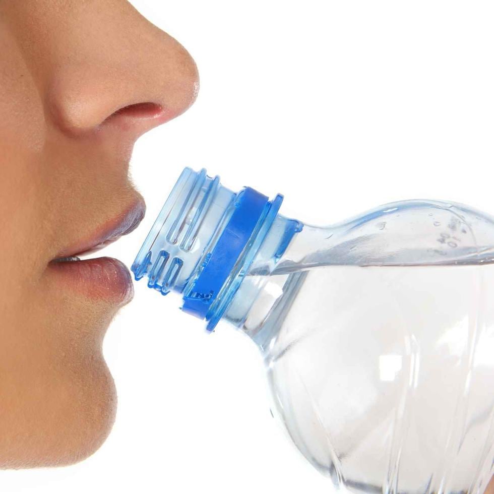 Los expertos recomiendan no utilizar botellas de plástico de un solo uso. (Archivo/GFR Media)