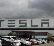 La Administración Nacional de Seguridad del Tráfico dijo que, en los últimos nueve meses, registró 354 quejas de propietarios acerca de la “frenada fantasma” en los modelos Y y 3 de Tesla. La pesquisa cubre un estimado de 416,000 autos fabricados en 2021 y 2022.