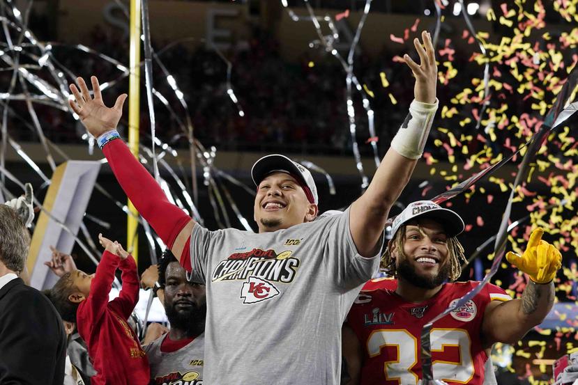 Patrick Mahomes, quarterback de los Chiefs de Kansas City en la NFL, celebrando la victoria en el pasado Super Bowl sobre los 49ers de San Francisco. (Archivo / AP)