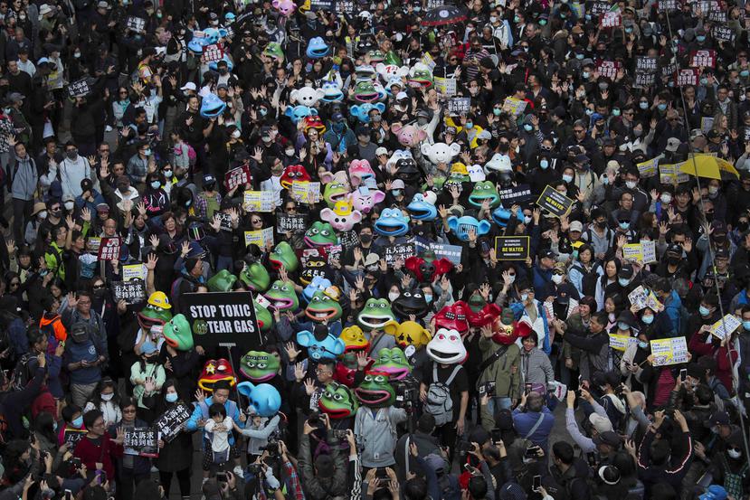 Manifestantes prodemocracia marchan por una calle en Hong Kong, el domingo 8 de diciembre de 2019. Las pancartas dicen "Ayer uigures y Tíbet, "Hoy Hong Kong", "Mañana Taiwán". (AP)