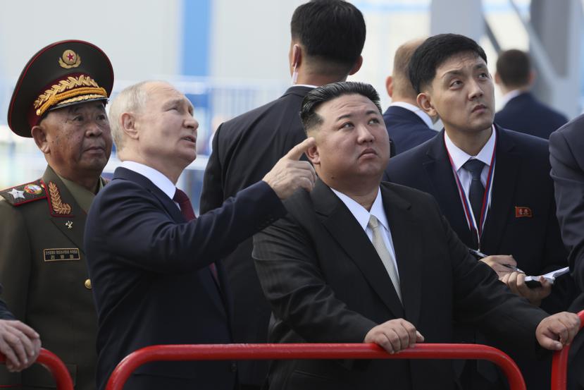 El presidente de Rusia, Vladimir Putin, y el líder de Corea del Norte, Kim Jong Un, examinan una plataforma de lanzamiento aeroespacial durante un encuentro en el cosmódromo de Vostochny, ubicado en el extremo oriental de Rusia.