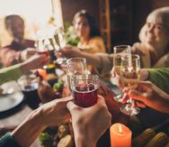Además de tener en cuenta la moderación al momento de comer, ser comedido con la ingesta de bebidas alcohólicas es vital para la seguridad de los invitados.
