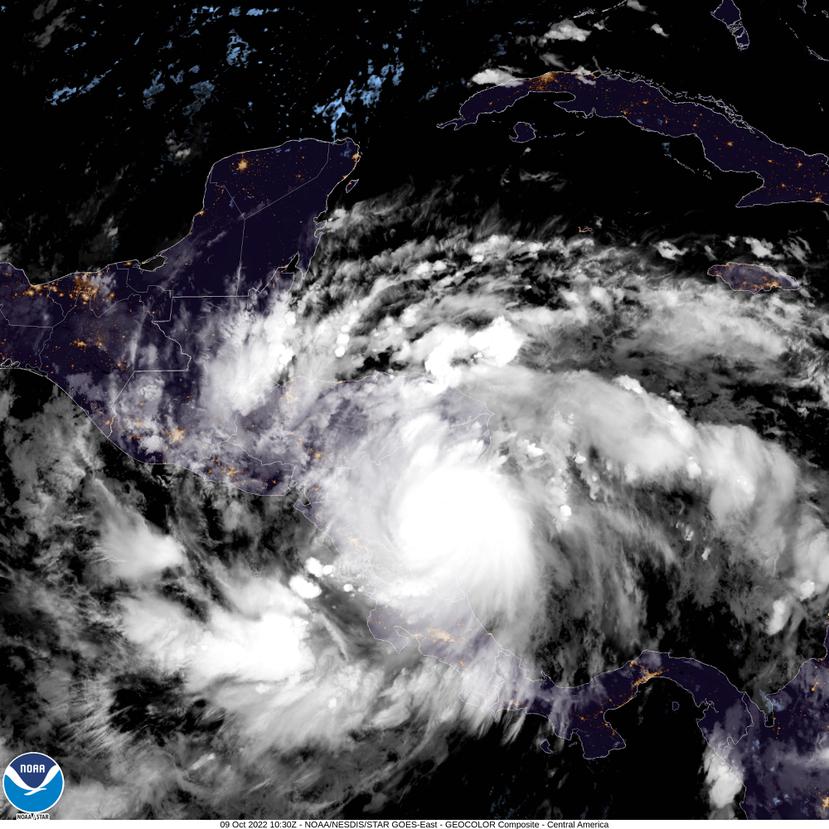 Imagen satelital del huracán Julio justo antes de tocar tierra en Nicaragua.