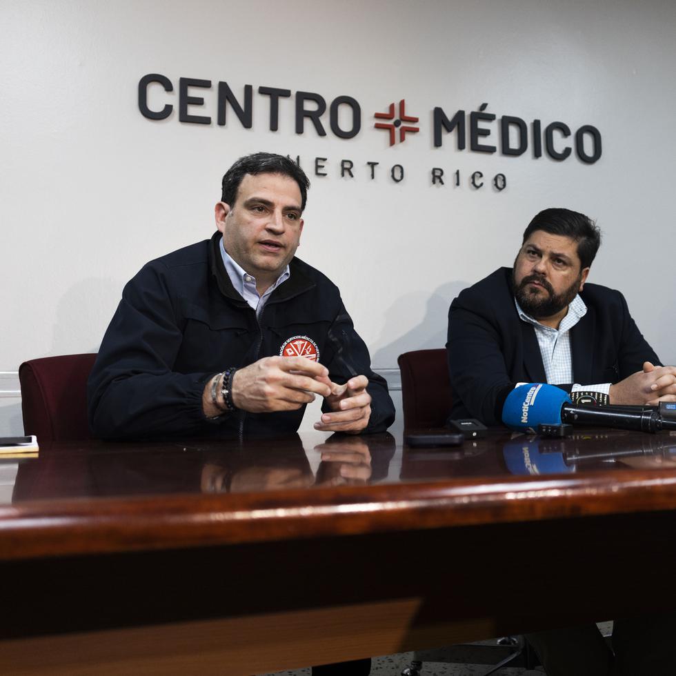 El director de la Administración de Servicios Médicos (ASEM), Jorge Matta González (izquierda), ofreció conferencia de prensa junto al Secretario de Salud, Carlos Mellado (al centro) y el director médico de Israel Ayala (derecha), sobre activación del plan de contingencia en el Centro Médico.