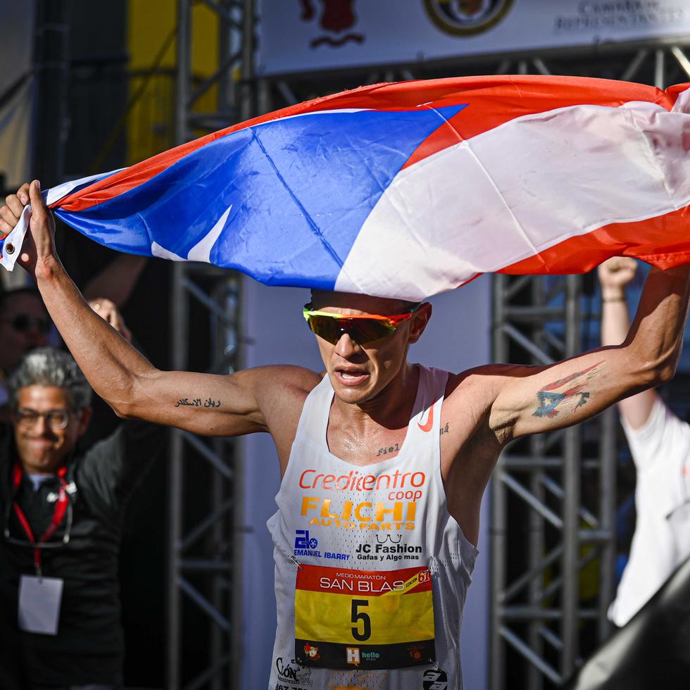 Momento en el que el orocoveño Alexander Torres cruzó la meta del Medio Maratón San Blas.
