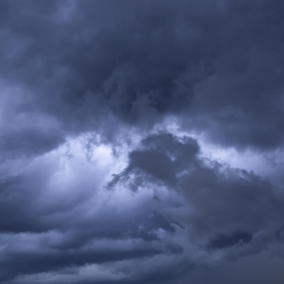 El centro meteorológico de Matanzas explicó en la red social Telegram que el tornado se originó asociado a una línea de tormentas acompañantes de un frente frío que transitó sobre la provincia.