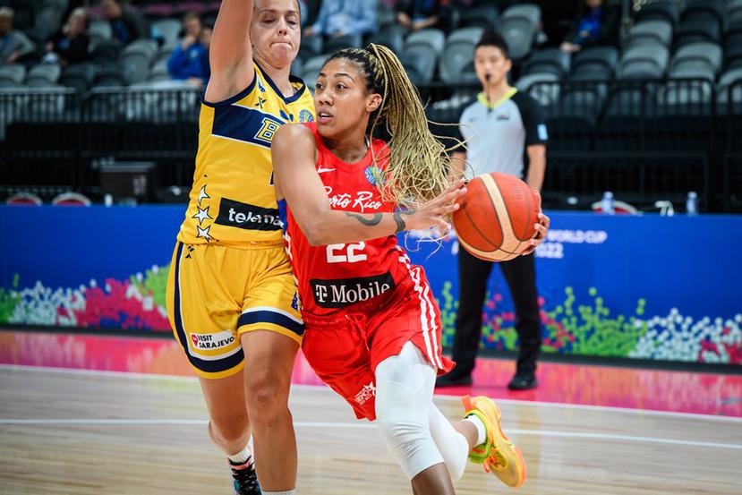 Arella Guirantes, de Puerto Rico, maneja el balón contra Bosnia y Herzegovina en la apertura del Mundial femenino de FIBA.