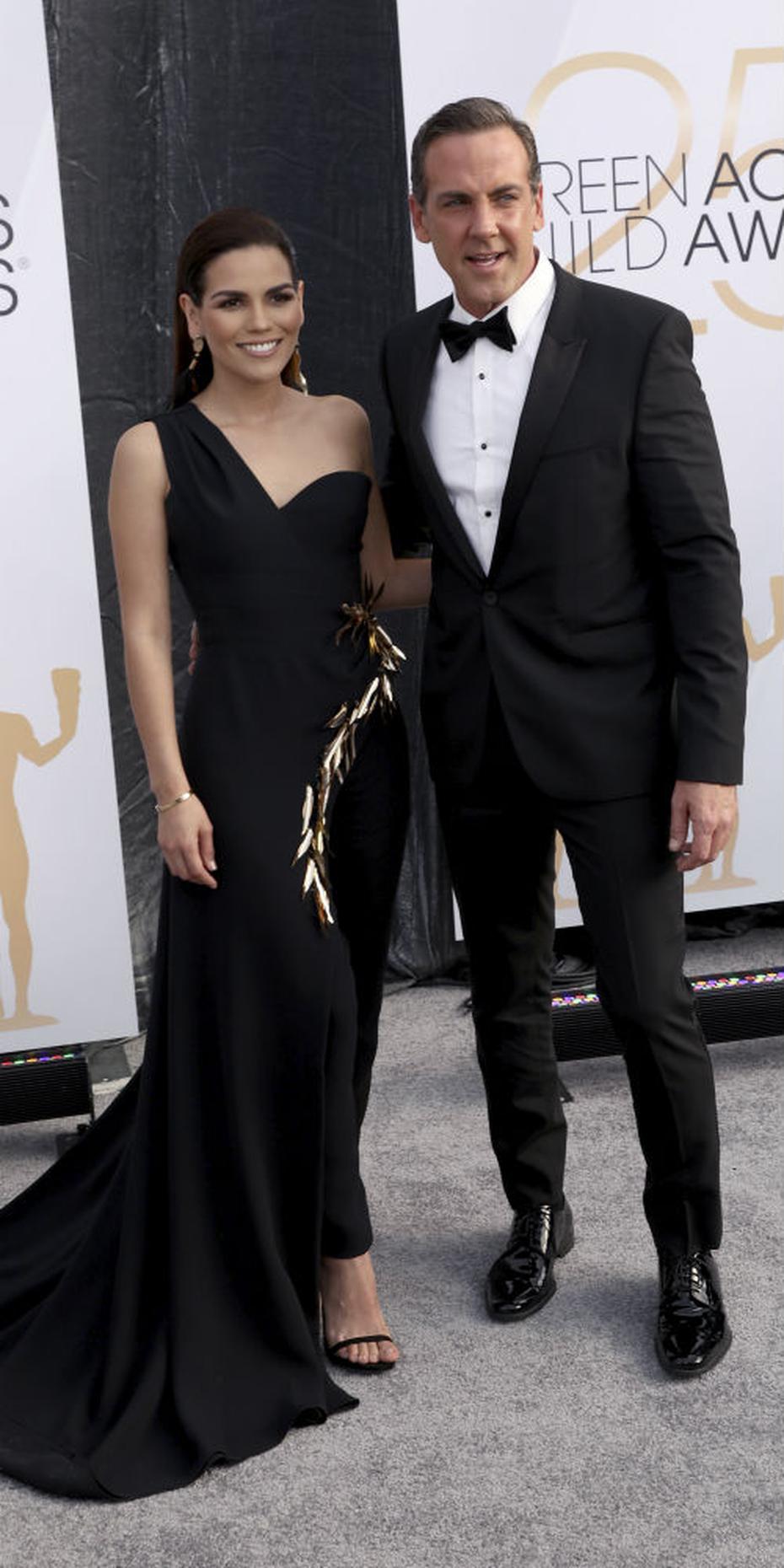 El actor puertorriqueño Carlos Ponce y su novia, la periodista mexicana Karina Banda. (AP)