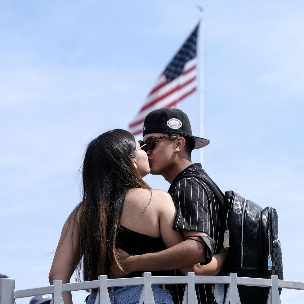 Silvia Guillen, de 19 años, y su novio Joseph Alvarez, de 22 años, ambos de El Paso, Texas, se besan en los Universal Studios en Universal City, California, el martes 15 de junio de 2021.