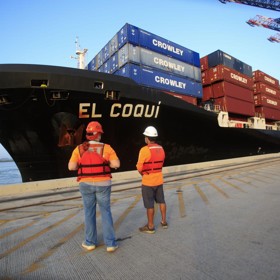 Para que un contenedor llegue a Puerto Rico, un cliente debe reservar un espacio en una embarcación.