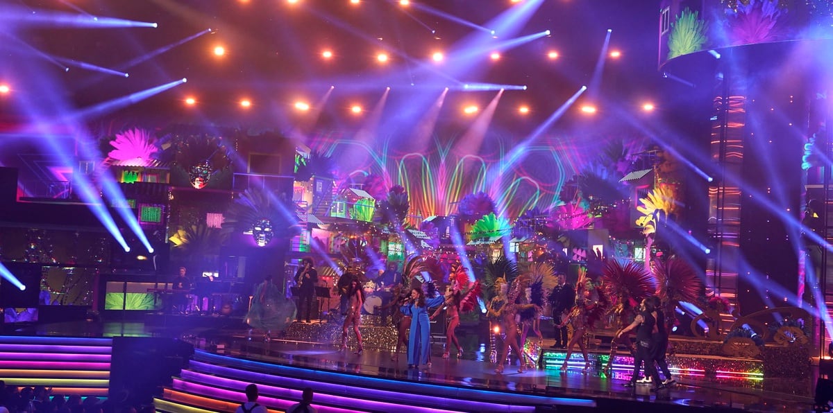 Un ambiente de carnaval brasileño se apoderó del escenario del MGM Grand Arena para arrancar con la vigésimasegunda entrega de los Latin Grammy, en directo desde Las Vegas.