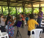 Una de las clases que se ofrece en la Fundación Ecológica Educativa es la de música, que se imparte los sábado por maestros voluntarios.