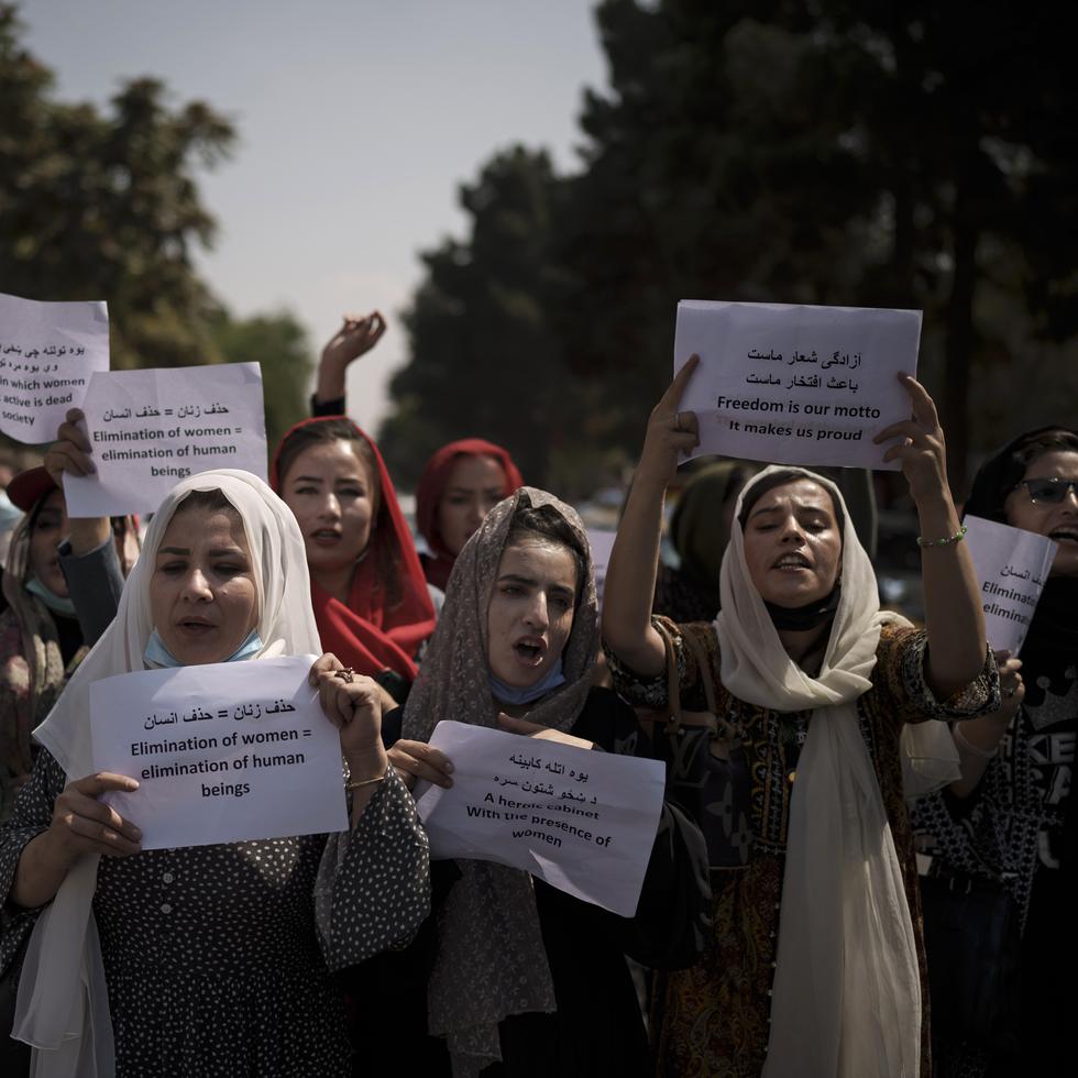 Mujeres marchan para reclamar sus derechos bajo el gobierno talibán, en una protesta cerca del antiguo Ministerio de Asuntos de Mujeres en Kabul.
