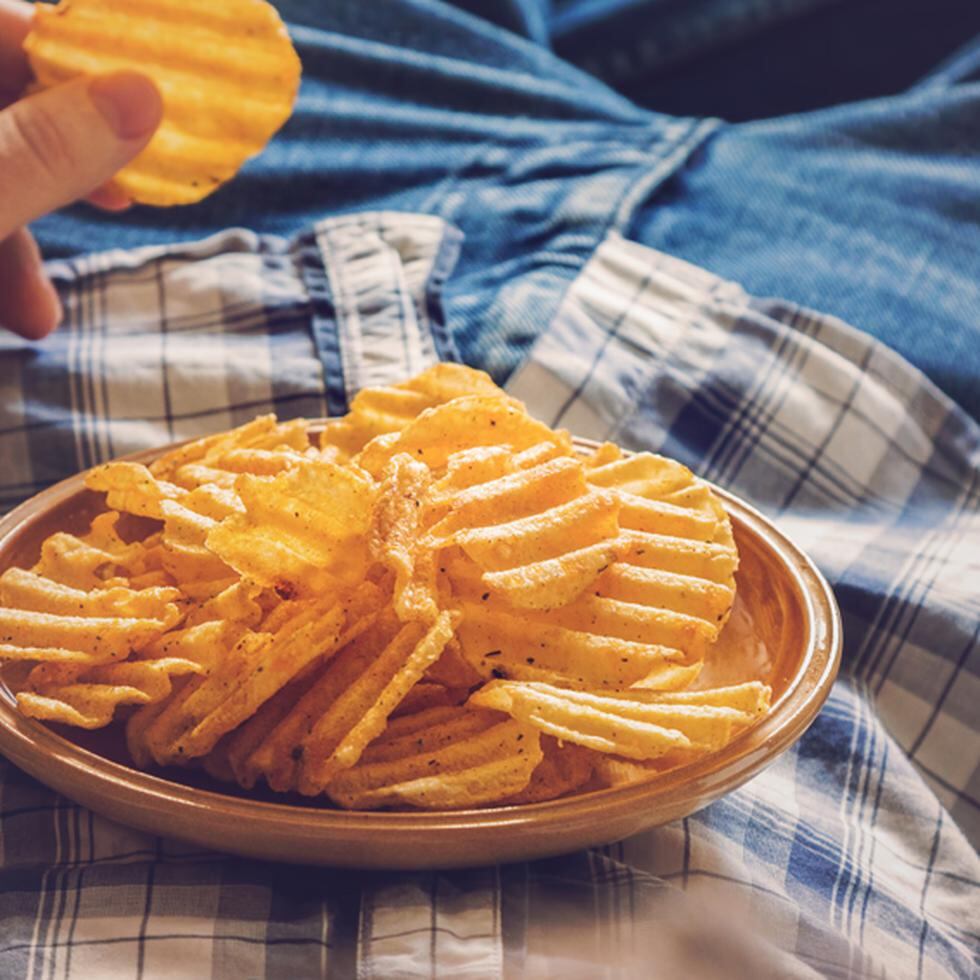 Si la carencia de descanso se mantiene, aumenta el riesgo de obesidad por el consumo desmedido de comida chatarra. (Shutterstock)