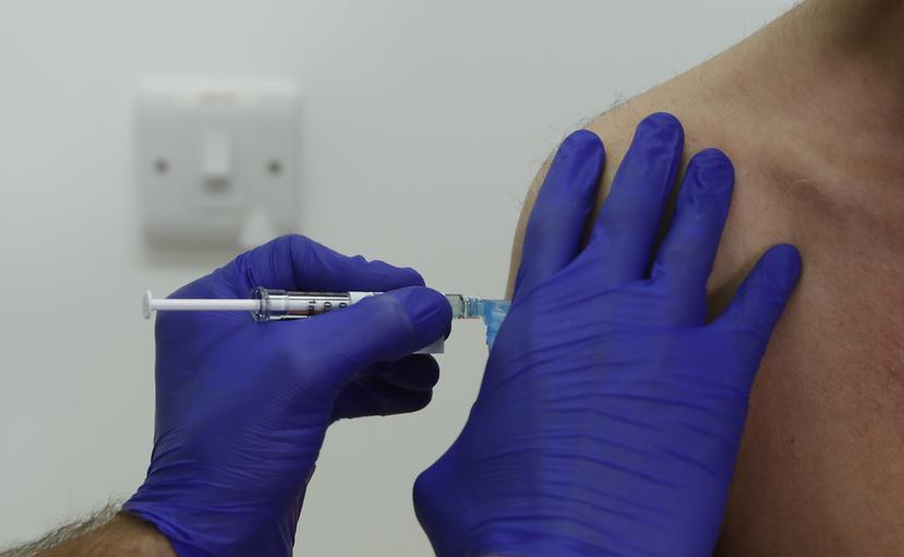 El voluntario Franklyn Howe recibe una vacuna de Novavax contra el coronavirus en la fase tres de pruebas, en el hospital de la Universidad St George, en Londres.
