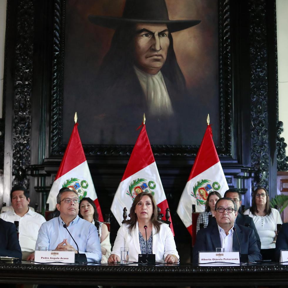 La mandataria Dina Boluarte rodeada por miembros de su gabinete durante una rueda de prensa hoy, en Lima, Perú. EFE/Presidencia del Perú/Luis Iparraguirre