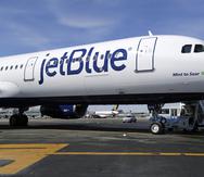 JetBlue sirve los tres aeropuertos principales de la isla, con un promedio de 35 vuelos diarios desde y hacia ciudades en Estados Unidos continentales y el Caribe.
