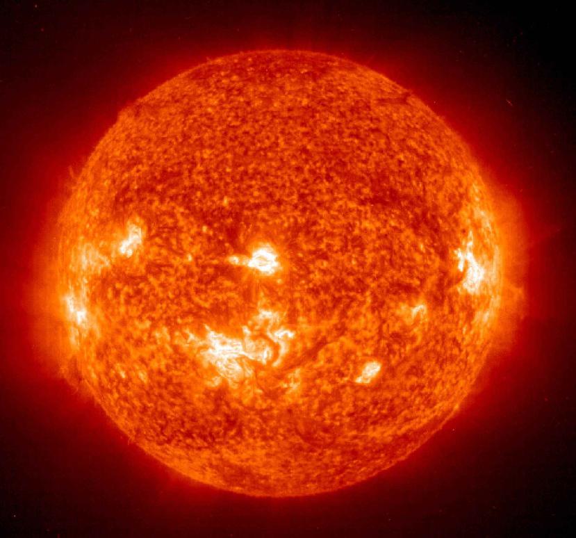 Cuando los agujeros coronales del Sol apuntan a la Tierra, aumenta la probabilidad de que haya tormentas magnéticas. Las tormentas de mañana podrían llegar al nivel G2, lo que significaría que la aurora boreal podría verse en Nueva York. (Archivo / AFP)