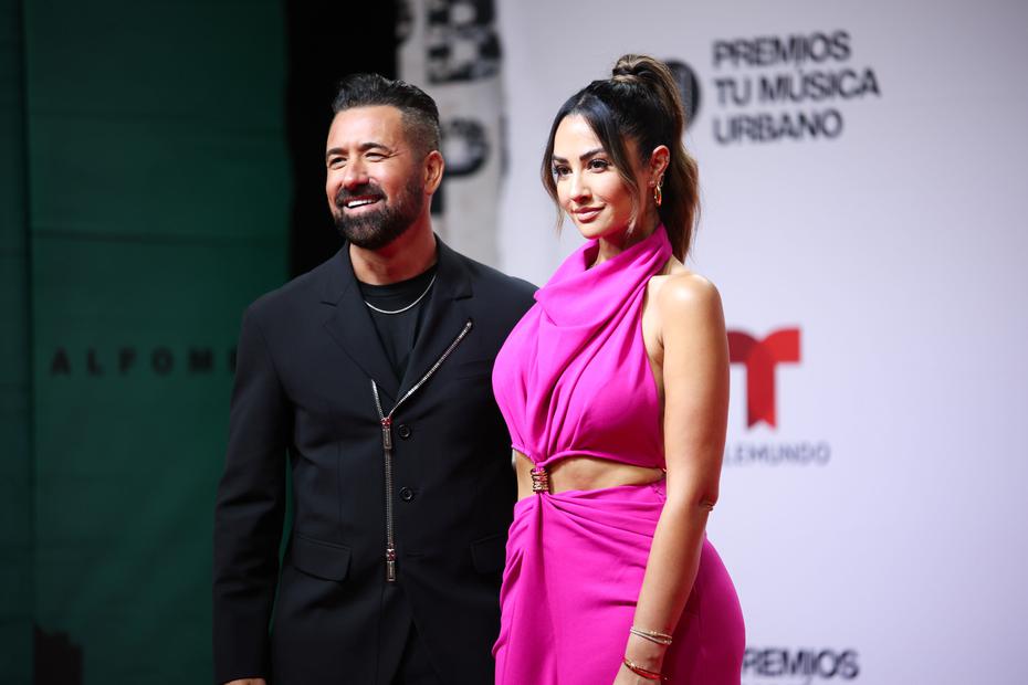 The television presenter Jorge Daniel Bernal with his wife, the stylist Karla Birbragher.