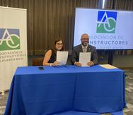 Vanessa de Mari y Manuel Laboy, líderes de la ACPR y COR3, firmaron el acuerdo luego del más reciente seminario del gremio de construcción.
