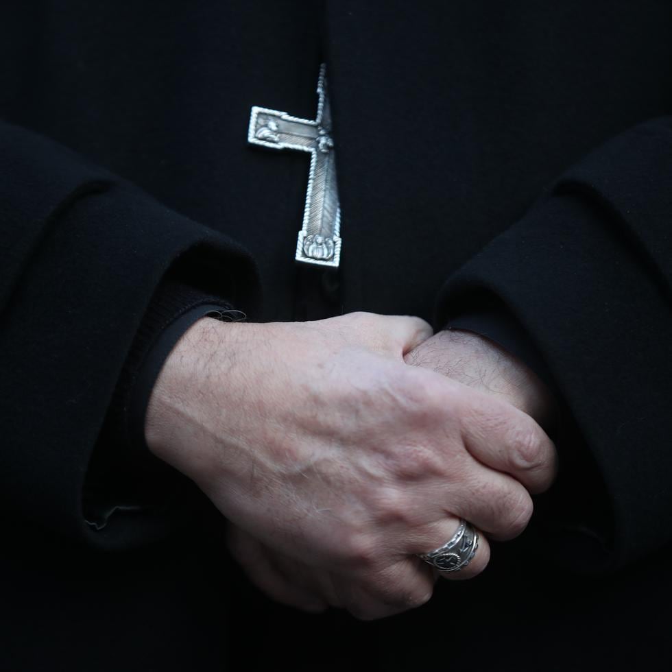 Imagen de archivo que muestra el detalle de las manos de un sacerdote.