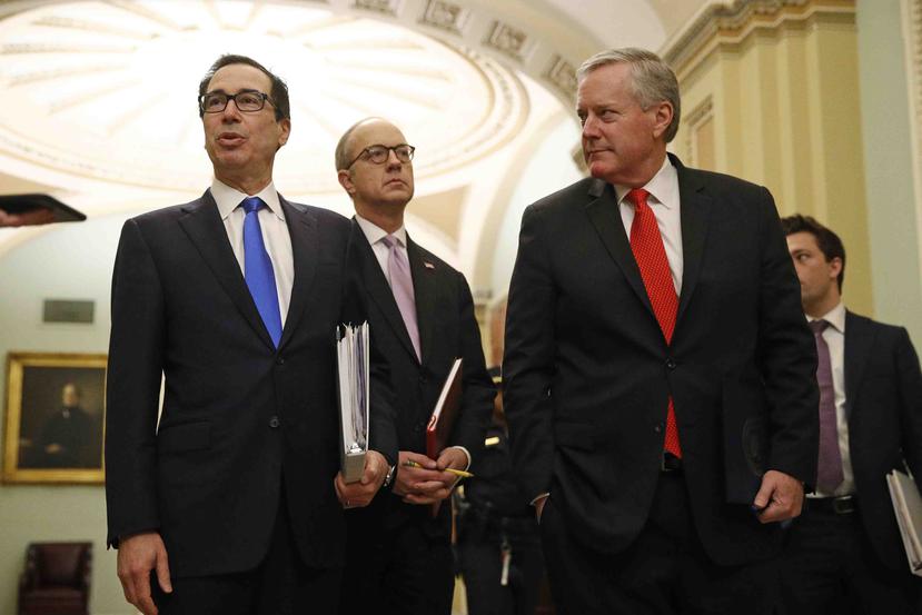 El secretario del Tesoro, Steven Mnuchin, a la izquierda, acompañado por el director de Asuntos Legislativos de la Casa Blanca, Eric Ueland, y el jefe de gabinete en funciones, Mark Meadows. (AP)